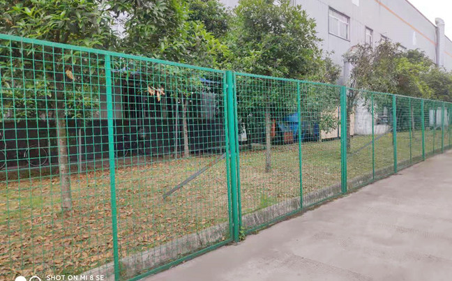 圍墻護(hù)欄安裝.jpg